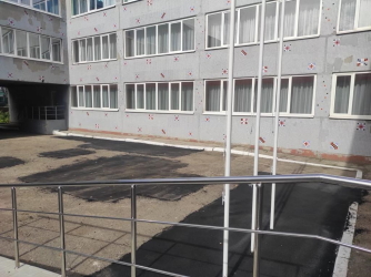 Владимир Островский помог с ремонтом покрытия площадки во дворе школы